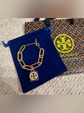 New! 14K gold chunky pleated paperclip bracelet with Tory Burch charm